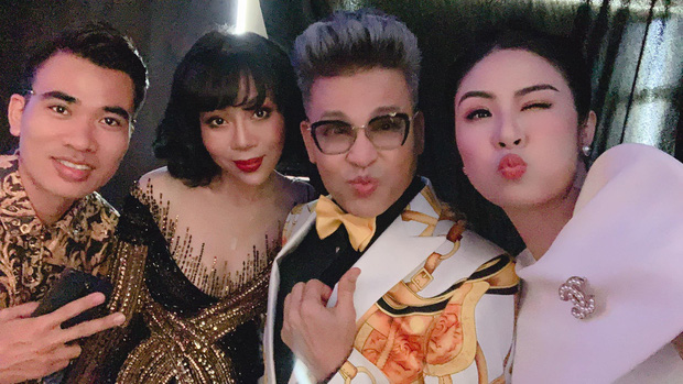 MC Thanh Bạch xuất hiện trong sự kiện, vui vẻ chụp ảnh cùng dàn nghệ sĩ.