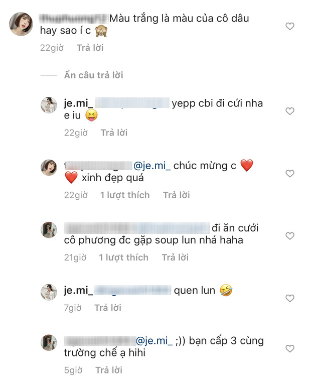 Nhận lời chúc mừng từ bạn bè.