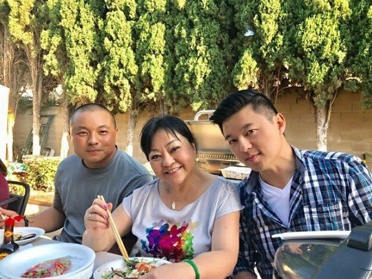 Mới đây, chia sẻ đoạn clip trên trang cá nhân, danh ca Hương Lan khiến nhiều khán giả bất ngờ khi khoe vườn rau nhà mình. Nữ ca sĩ giới thiệu những loại rau củ quả, kèm theo đó là thu hoạch để chuẩn bị cho bữa cơm sắp tới của gia đình.