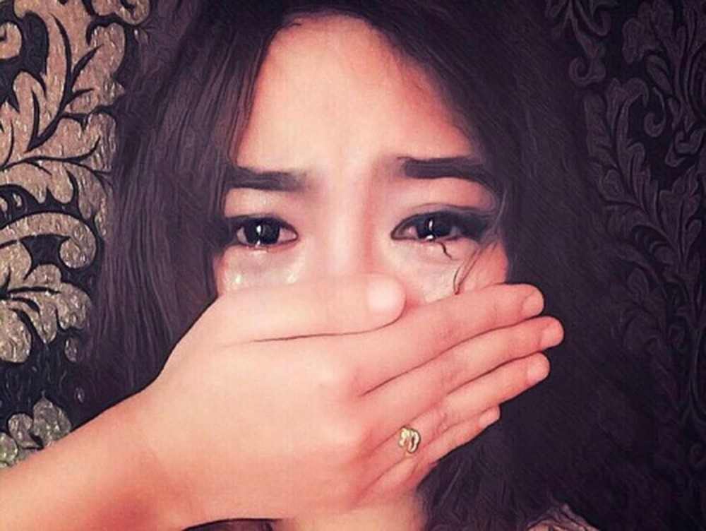 Đêm tân hôn, tôi nằm cuộn tròn dưới nền nhà lạnh lẽo, nước mắt không ngừng rơi. (Ảnh minh họa)