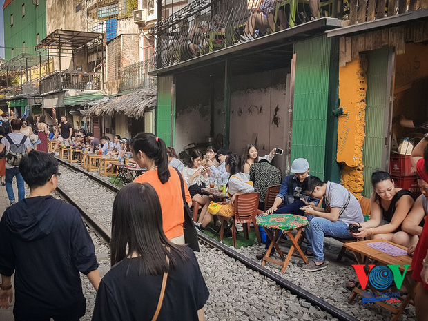 Mặc dù ngày 27/9 vừa qua, tổ công tác liên ngành CSGT, Thanh tra ngành đường sắt Việt Nam đã tiến hành lập biên bản vi phạm hành chính với lỗi vi phạm bán hàng trong phạm vi bảo vệ công trình đường sắt, tuy nhiên, các quán cafe tại đây vẫn hoạt động nhiệt tình...