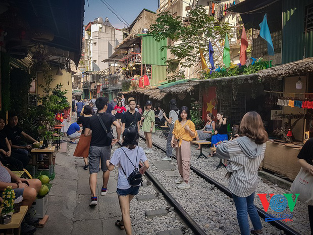 Mặc dù lực lượng chức năng đã tuyên truyền khá nhiều để người dân hiểu về việc giữ gìn an toàn khi sinh hoạt, kinh doanh gần đường tàu, thế nhưng nhiều người cho rằng, việc này không có gì quá nguy hiểm, đặc biệt đối với các hộ dân sinh sống ở đây đã nhiều năm. Về phía khách du lịch, ngoài việc chủ quán nhắc, gọi thông báo thì cũng tự chủ động tìm chỗ tránh để đảm bảo an toàn...