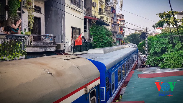 Đáng chú ý, theo ghi nhận của PV Kênh VOV Giao thông tại phố đường tàu Phùng Hưng vào lúc 15h30 chiều (6/10), một đoàn tàu buộc phải dừng khẩn cấp trong thời gian ngắn để khách du lịch và người dân có thời gian tìm chỗ tránh tàu.