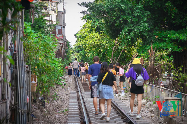 Một số người dân sinh sống tại khu vực này cho biết, thời gian qua, đoạn cuối phố đường tàu (di chuyển theo hướng về Không gian Bích Họa phố Phùng Hưng) trở thành địa điểm check-in thu hút hàng ngàn lượt người tới mỗi ngày.