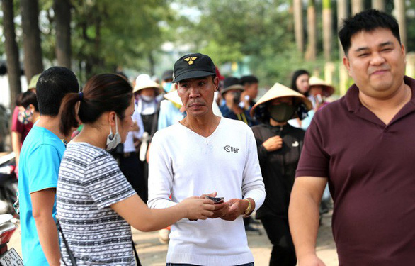 Các phe vé hoạt động tấp nập trước trụ sở VFF, SVĐ Mỹ Đình ngày 7-10 - Ảnh: NAM KHÁNH