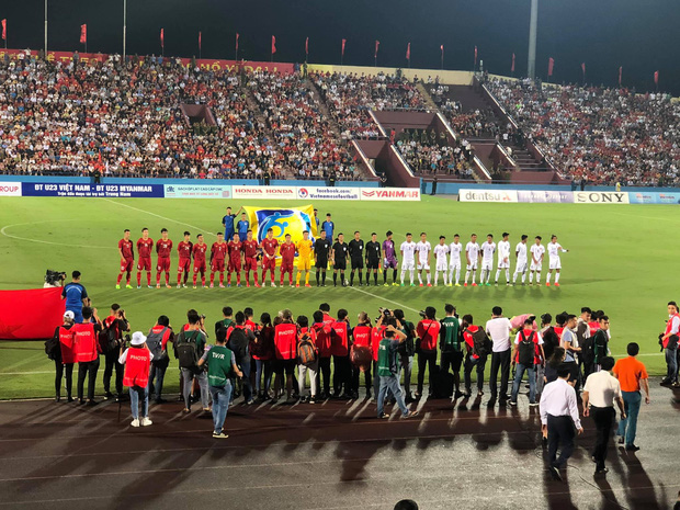 Khánh Linh cũng từng góp mặt cổ vũ trận đấu U23 Việt Nam gặp U23 Myanmar tại Phú Thọ