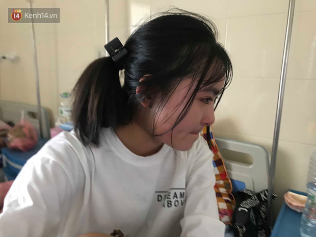 Hoa bật khóc khi nhắc đến chuyện buồn.