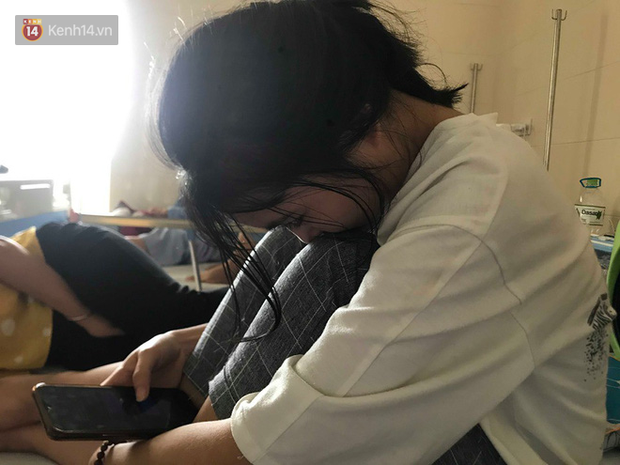 Niềm mong mỏi lớn nhất của cô bé là chữa khỏi bệnh để về chăm mẹ.