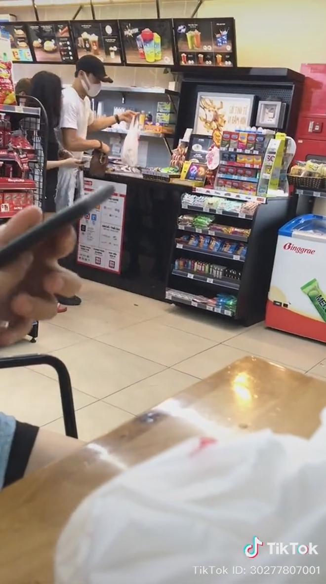 Hình ảnh của Bùi Tiến Dũng và một cô gái lạ xuất hiện cùng nhau đã làm dấy lên nghi vấn chàng thủ môn có người mới hậu chia tay Thanh Mèo