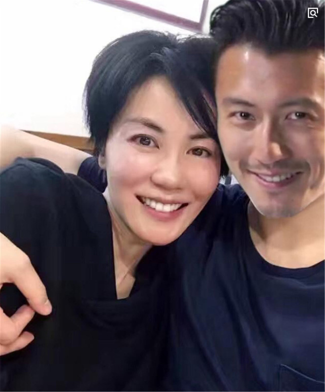 Kể từ sau khi ly hôn Trương Bá Chi và quay lại với Vương Phi, Tạ Đình Phong càng bị chỉ trích là người cha vô trách nhiệm nhiều hơn.