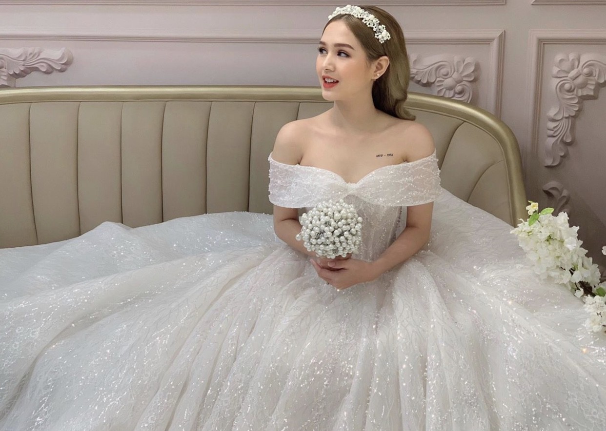 Nhiều người dự đoán đám cưới sẽ diễn ra sau khi Trang Phạm tròn 18 tuổi.