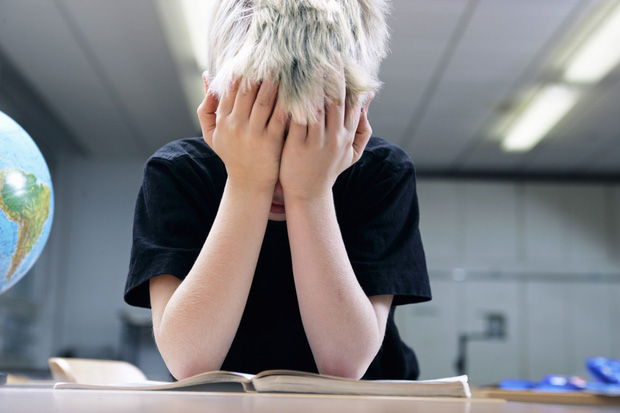 Trong buổi học cuối cùng trước khi chuyển trường, nam sinh đã nhờ cô giáo của mình đọc bức thư cho toàn thể các bạn học sinh khiến ai nghe xong cũng lặng người.