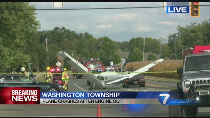 Chiếc Piper PA-28 đâm vào một chiếc xế sang BMW ở bang Michigan – Mỹ sau khi gặp vấn đề về động cơ. Ảnh: WHIO TV