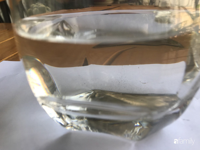 Sau khi bỏ vào cốc có hiện tượng lắng cặn.