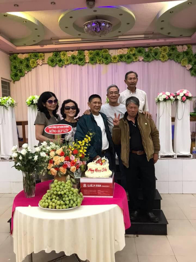 Những thành viên khác của lớp họ đã gặp lại nhau sau 50 năm ra trường để ôn lại kỉ niệm xưa