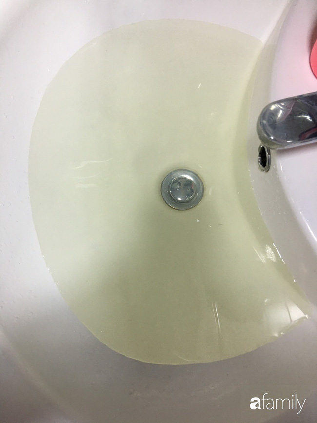 Nước xả trực tiếp từ vòi có màu vàng.