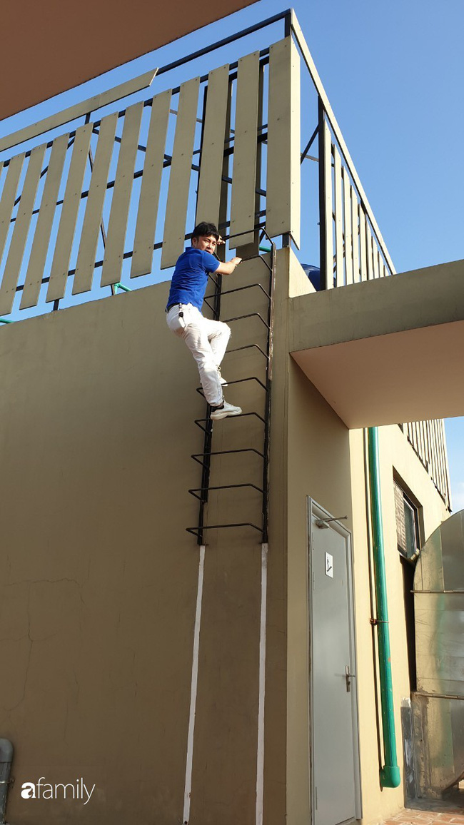 Trong khi chờ Chủ đầu tư và Ban Quản lý đưa ra phương án giải quyết, anh Phú cùng các hộ dân khác chủ động mang mẫu nước của tòa nhà mình đi xét nghiệm.