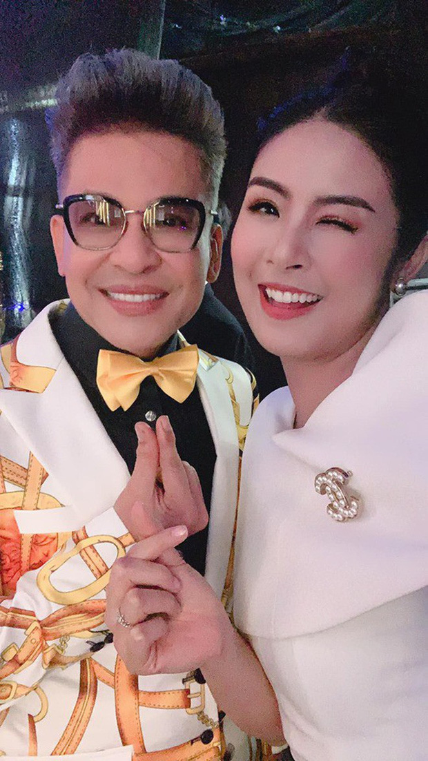 Nam MC chụp ảnh vui vẻ với Hoa hậu Ngọc Hân.