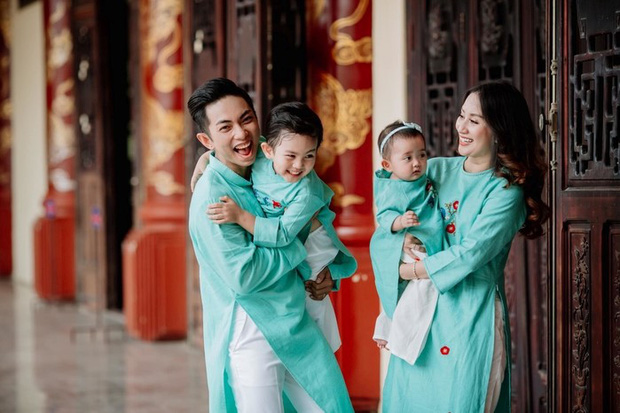 Gia đình viên mãn hiện tại của cặp đôi chị - em Phan Hiển và Khánh Thi bên cạnh 2 con một trai, một gái.