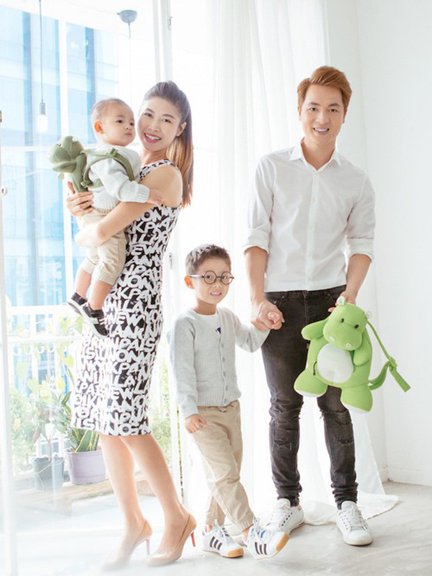 Cuộc sống viên mãn hiện tại của cặp đôi bên cạnh 2 con.