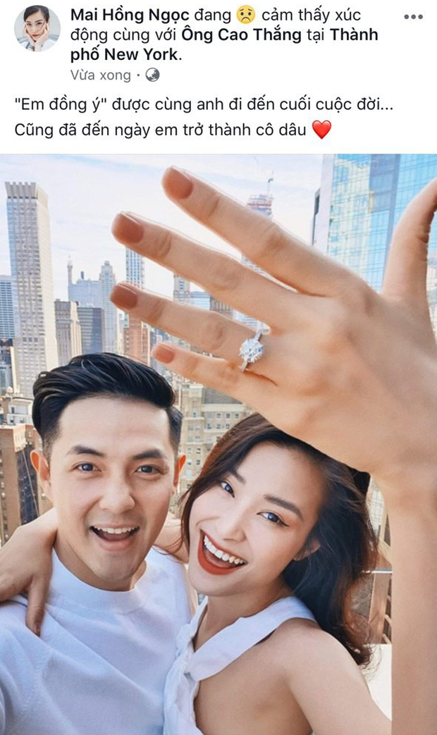 Màn khoe nhẫn cầu hôn gây bão của Đông Nhi và Ông Cao Thắng vào hồi tháng 7 trước đó.