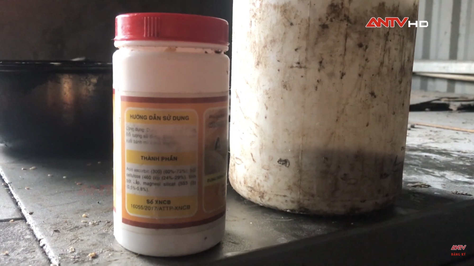 Cơ sở này sử dụng rất nhiều chai lọ, phụ gia không nhãn mác. Hình ảnh cắt từ clip