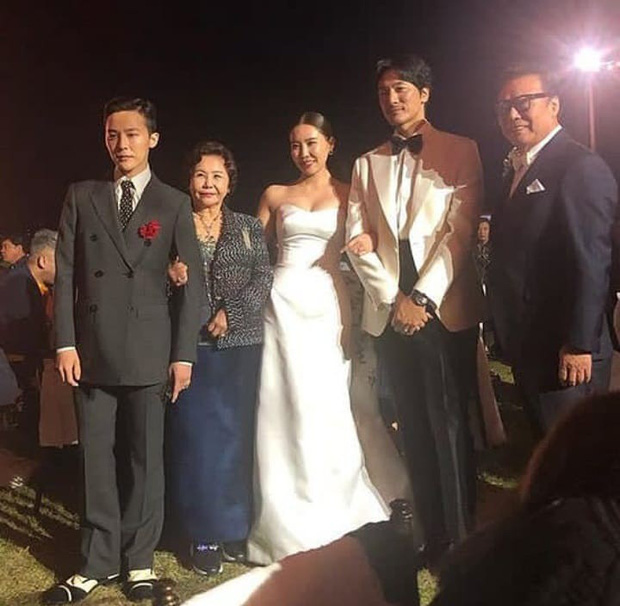 G-Dragon cực nghiêm túc chụp hình cùng gia đình, cô dâu chú rể rạng rỡ và bố mẹ ruột của nam rapper này cũng đã lộ diện