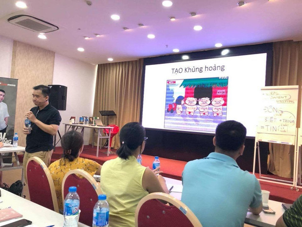 Anh Trần Chí Hiếu (Hiếu Orion) đứng lớp nói về vấn đề 