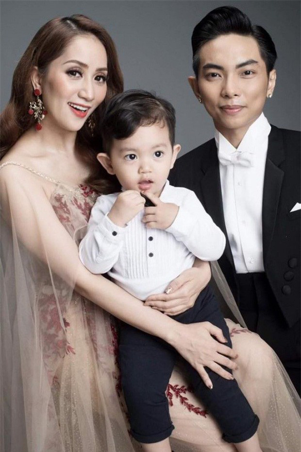 Khánh Thi đã bất chấp những lời đàm tiếu của dư luận và sự phản đối của gia đình hai bên để kết hôn và sinh con cho Phan Hiển, người tình cũng là người học trò thân thiết kém cô 12 tuổi.