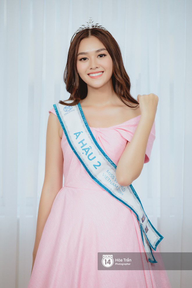 Hana đánh giá cao giọng Kiều Loan hơn vì chất giọng gần với người bản xứ dù từng âm một không chuẩn bằng (điểm khoảng 7,5 - 8). Nhưng Tường San lại là nàng Hậu có khả năng tiến bộ nhất về mặt phát âm vì có nội lực và sự tự tin dù hiện tại cô nàng nói kém nhất (chấm khoảng 6,5).