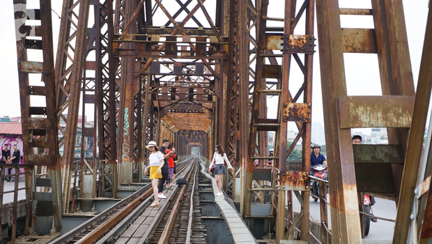 Bất chấp hàng chục chuyến tàu chạy qua đây mỗi ngày, nhiều bạn trẻ vẫn ở giữa làn đường sắt của cây cầu để tạo dáng, chụp hình.