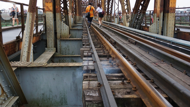 Thế nhưng mặc lửa cháy, nhóm bạn trẻ vẫn thản nhiên bước đi, tiếp tục 