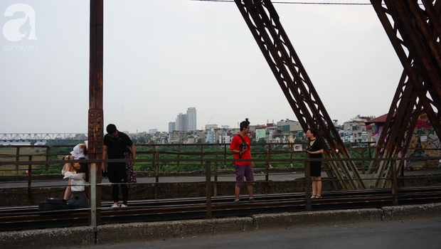 Nghe tiếng còi tàu, họ bắt đầu kẻ tạo dáng để sẵn sàng chụp ảnh. Tàu đến càng gần, tiếng còi càng inh tai, nhưng những tốp người kia cứ mặc kệ, vẫn say sưa chụp.