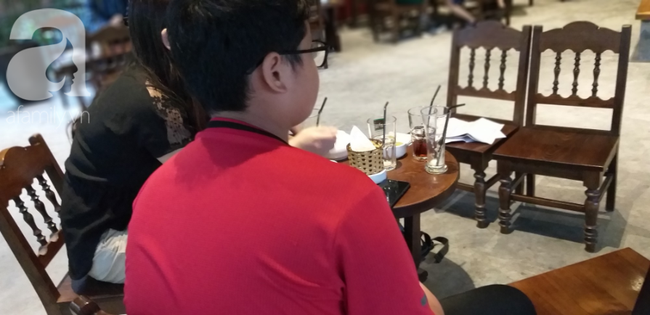 Chị T. ngồi cạnh con trai kể lại quãng thời gian ở cùng chồng