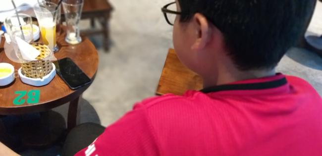 Bé K. kể lại sự việc.