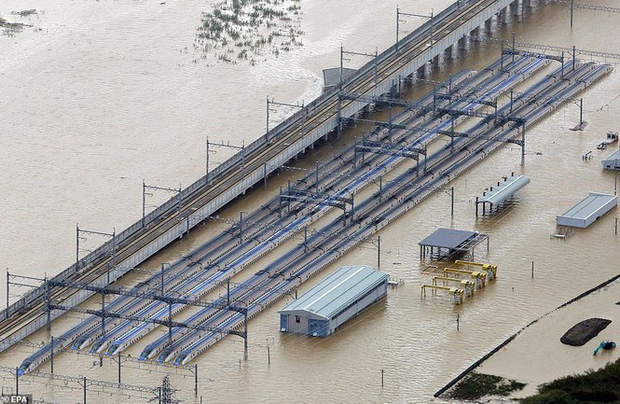 Tàu cao tốc Shinkansen bị nhấn chìm dưới nước ở tỉnh Nagano, miền trung Nhật Bản. Ảnh: EPA