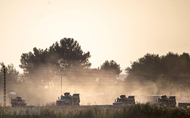 Xe quân sự Thổ Nhĩ Kỳ di chuyển gần thị trấn Akcakale thuộc tỉnh Sanliurfa, hướng về phía Syria ngày 9/10/2019. (Ảnh: AFP/TTXVN)