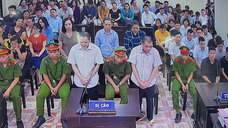 Bị cáo Nguyễn Thanh Hoài và Vũ Trọng Lương tại tòa.