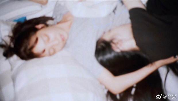 Giọng ca của nhóm Kara chia sẻ những hình ảnh thân thiết của hai người khi còn vô tư, trong sáng