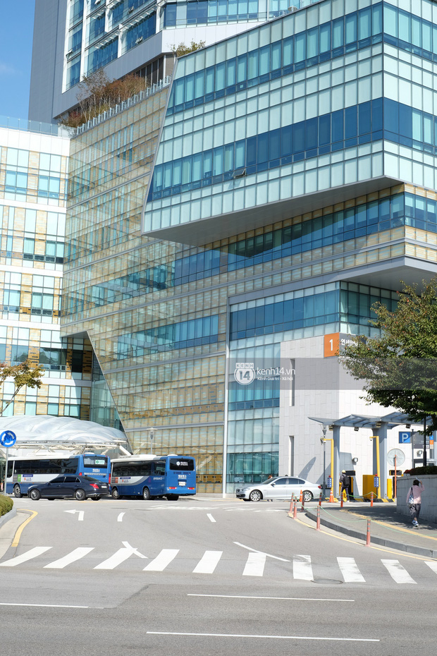 Để tôn trọng sự riêng tư và kín đáo cho gia đình, fan không đến tập trung tại đây