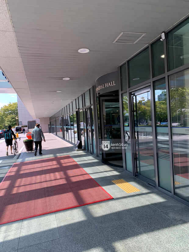 Lối vào của cửa nhà tang lễ không có bóng dáng của đám đông fan, chỉ một vài fan nhỏ lẻ đến khá lặng lẽ với hi vọng nhìn thấy Sulli nhưng sau đó lại bỏ về