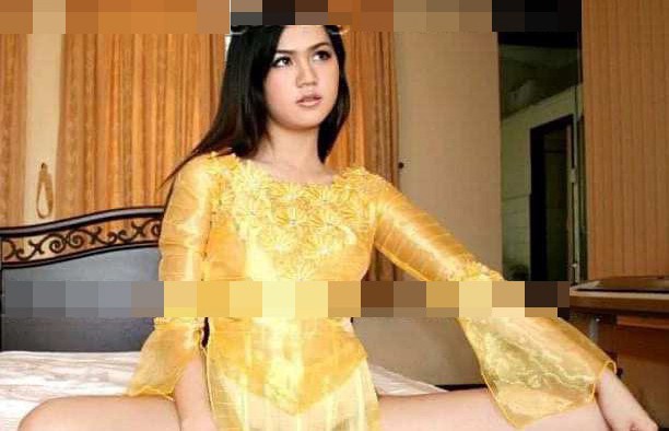 Bức ảnh thuở mới vào showbiz của Ngọc Trinh được chia sẻ trong một group chuyên về giải trí. Cô bị “ném đá” thậm tệ vì mặc áo dài không quần và tạo dáng quá phản cảm. Trong mắt nhiều người hâm mộ, Ngọc Trinh nổi lên nhờ chiêu trò và những màn khoe thân phản cảm