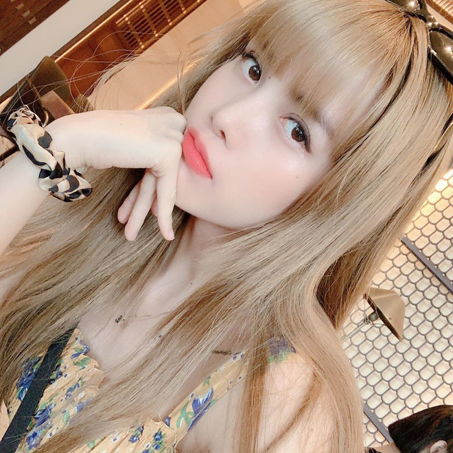 Sẽ thiếu sót lắm đây nếu không gọi tên những chiếc băng đô trong danh sách này. Bởi chúng là item làm điệu đáng yêu mà sao Hàn hết mực sủng ái. Khó mà tin sẽ có ngày băng đô 