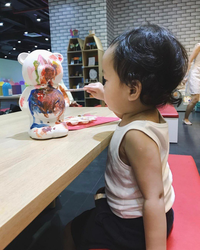 So với những hình ảnh đầu tiên, có thể thấy nay quý tử nhà Louis Nguyễn đã lớn lên trông thấy, Hà Tăng tiết lộ cậu bé sống rất tình cảm và vô cùng quấn mẹ. 