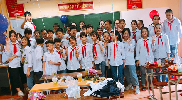 Các bạn học sinh chụp ảnh giữ kỷ niệm. (Ảnh: Thùy Trang)