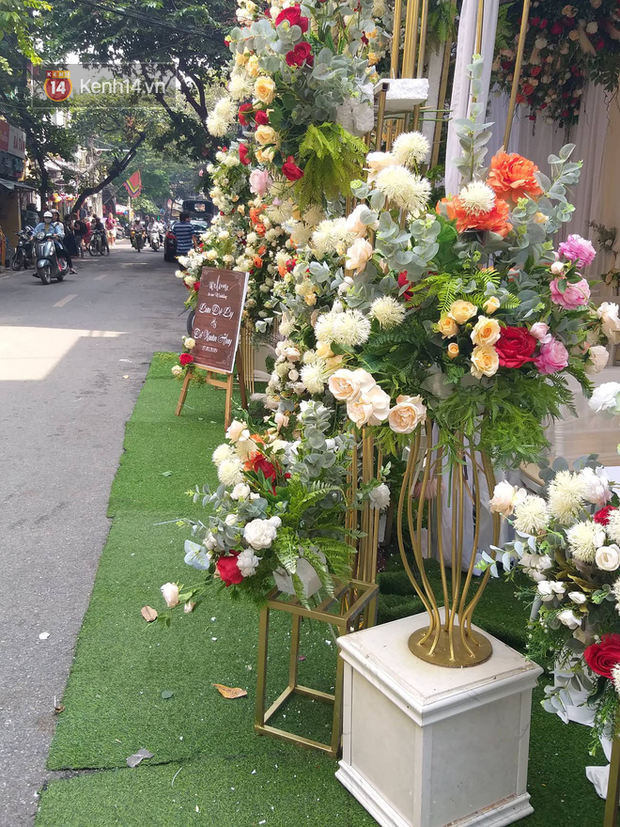 Những hình ảnh được chụp tại phố Hàng Buồm sáng nay. Theo bảng tên, đám cưới sẽ được tổ chức vào hôm nay (17/10) như tin đồn được lan truyền.