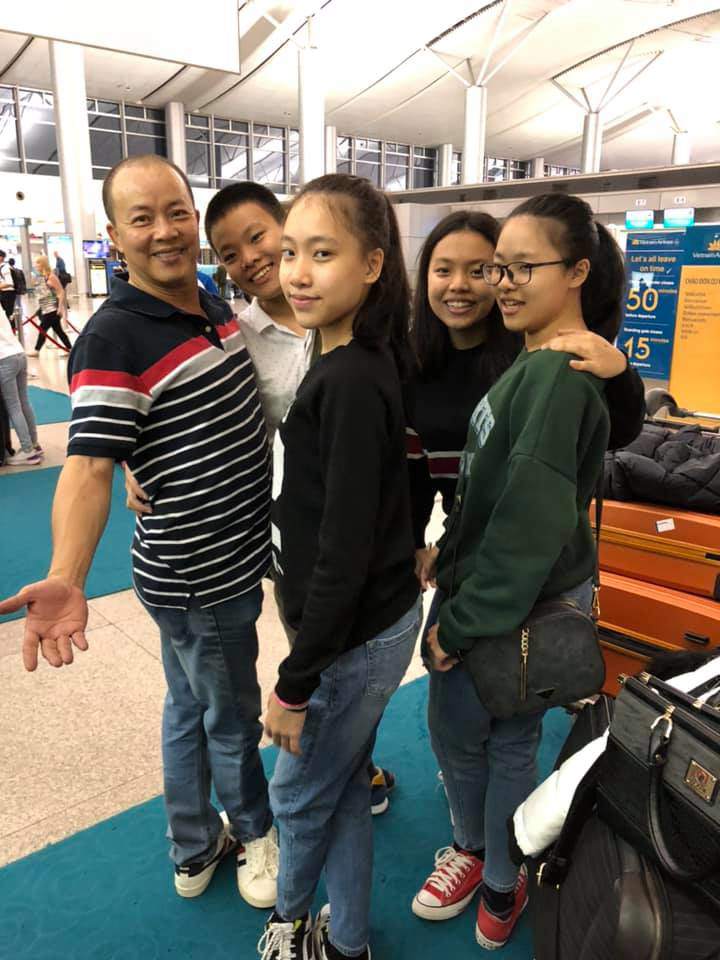 Nghệ sĩ Đức Hải và 4 con.