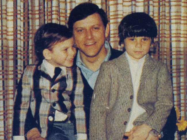 Ông Jose cùng hai con trai khi họ còn nhỏ.