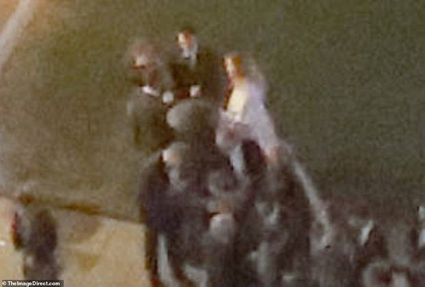 Hình ảnh hiếm hoi của Jennifer Lawrence trong giờ phút linh thiêng nhất, thời khắc trao nhẫn và trao lời thề nguyện với chú rể