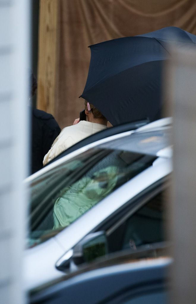 Chú rể và cô dâu xuất hiện từ sớm để bước vào lễ đường